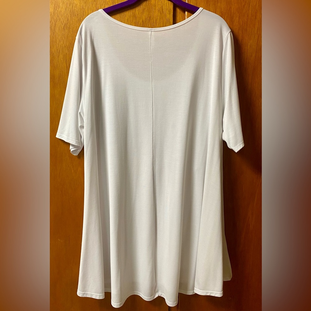LuLaRoe “Perfect Tee” Top 
(Retired Style; no longer in production) - Picture 4 of 7